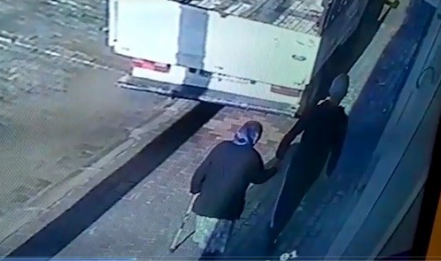 "Akrabanım" deyip koluna girdiği yaşlı kadının yüzüğünü çaldı