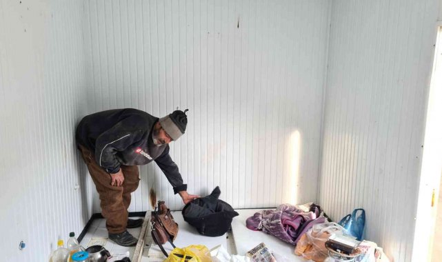 &quot;Bu yalan dünya boş&quot; deyip 6 yıldır iki metrelik teknede yaşıyor