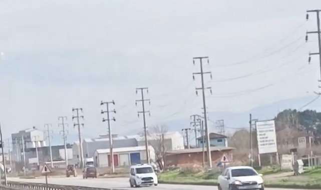 "Dur" ihtarına uymadı, hem başka araçlara hem de ekip otosuna çarptı