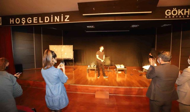 &quot;Erkek Aklı - Oksimoron&quot; adlı tiyatro oyunu Kartal&#039;da sahnelendi