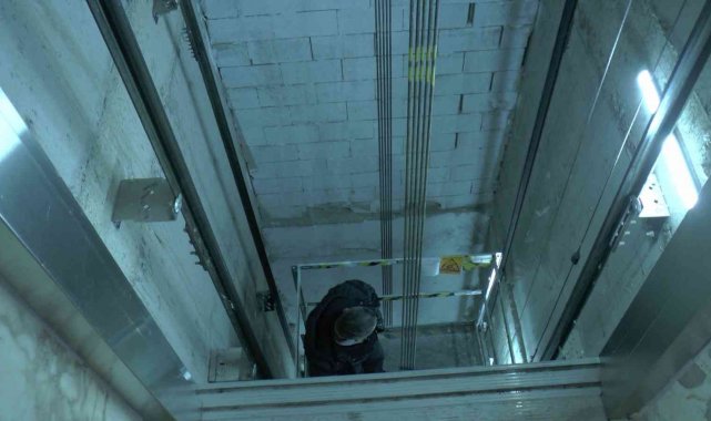 "Kırmızı etiketli asansörleri kullanmayın"