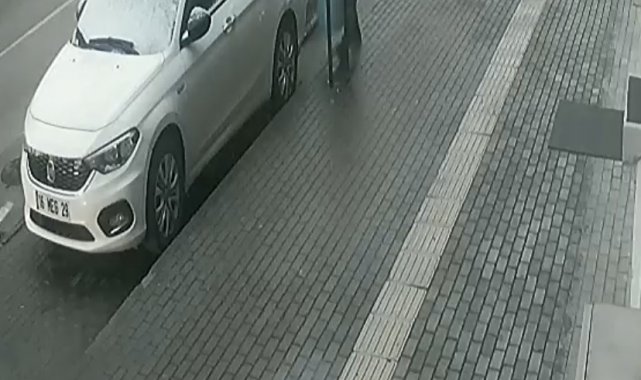 &quot;Yok artık&quot; dedirten görüntü...Çöp kovasını böyle çaldı