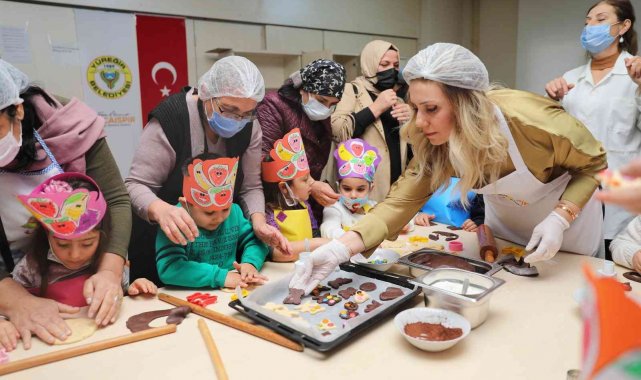 Raziye Kocaispir, minik şeflerle kurabiye yaptı