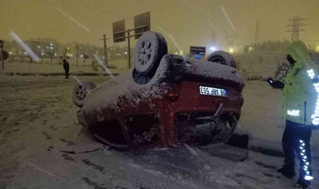 Refüje çarpan otomobil takla attı, öğrenciler yara almadan kurtuldu