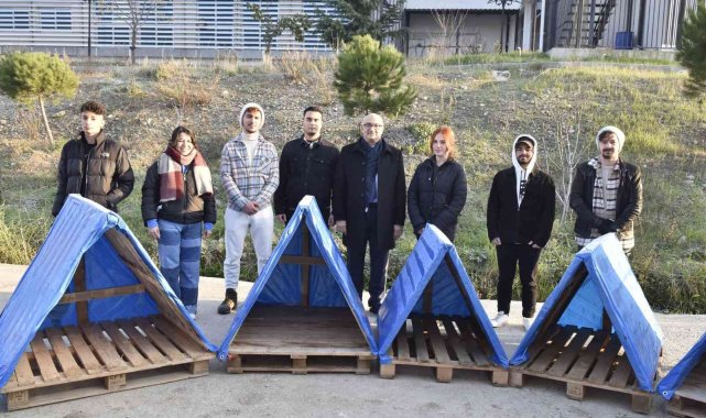 Rektör Ataç ve MCBÜ öğrencilerinden sokak hayvanlarına kulübe