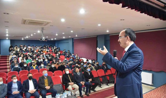 Rektör Beydemir, vakıf gönüllüsü öğrencilerle söyleşiye katıldı