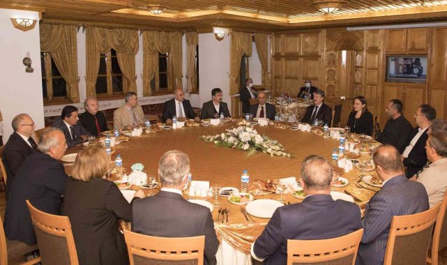 Rektör Çomaklı, önceki dönem yönetim ekibiyle bir araya geldi