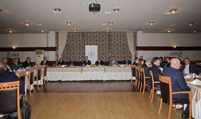 Rektör Çomaklı, yıllık yayın sayıları 10&#039;un üzerinde olan öğretim üyeleriyle bir araya geldi