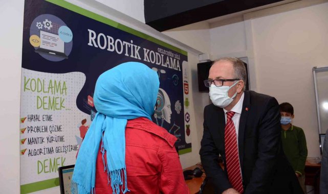 Rektör Uzun, 1979 yılında mezun olduğu ortaokuldaki açılışa katıldı