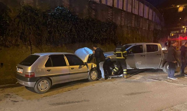 Resmi araçla otomobil çarpıştı: 3 yaralı