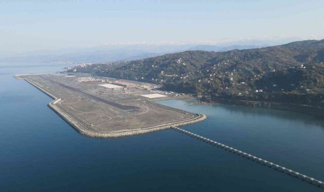 Rize-Artvin Havalimanı'nın deniz dolgusu için planlanan 100 milyon ton dolgunun 99 milyon tonu tamamlandı