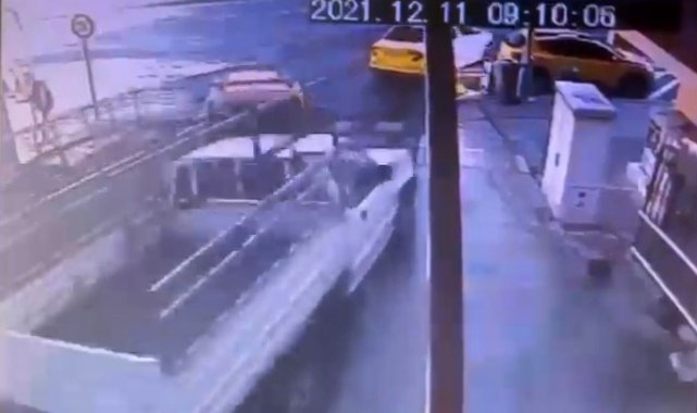 Rize'de freni boşalan kamyonet şehrin meydanına daldı