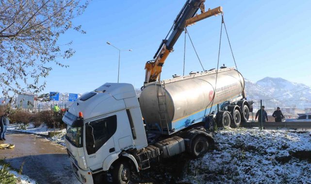 Rize'de seyir halindeki tır buzlanma nedeniyle yoldan çıktı
