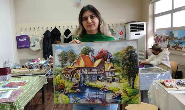 Rölyef kursunda eserler üç boyutlu hale getiriliyor