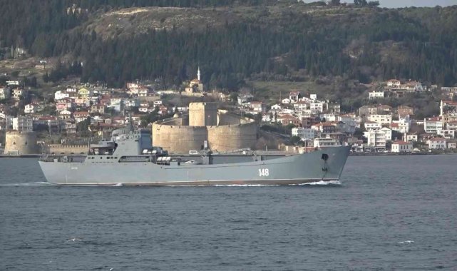Rus savaş gemisi 'Orsk' Çanakkale Boğazı'ndan geçti