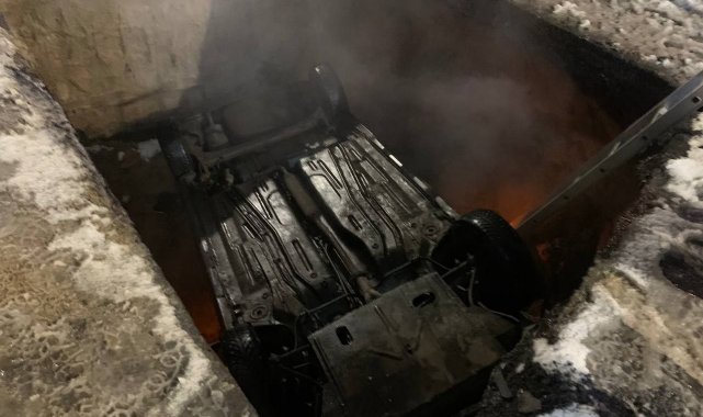 Rusya'da seyir halindeki araç kaynar su çukuruna düştü