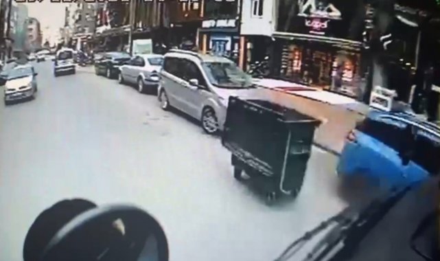 Rüzgarda hareket eden çöp konteyneri halk otobüsüne çarptı
