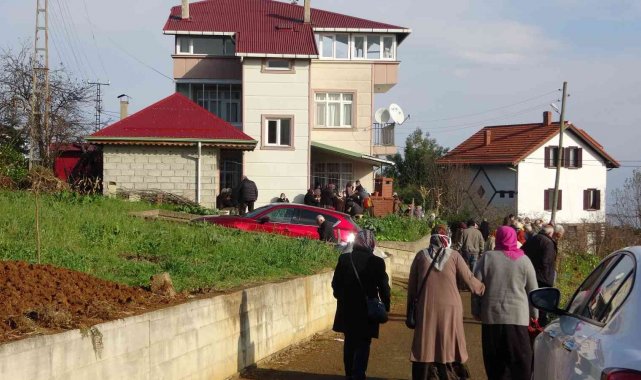 Sadece bir gece kalmak için annesini alarak köye gelmişti ama son geceleri oldu