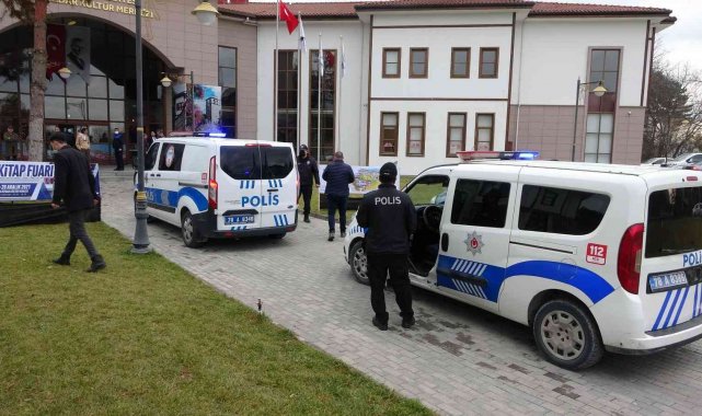 Safranbolu belediyesi tarafından açılan birinci kitap fuarında Selahattin Demirtaş gerginliği