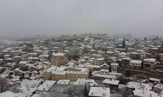 Safranbolu'da etkili olan kar en çok çocukları sevindirdi