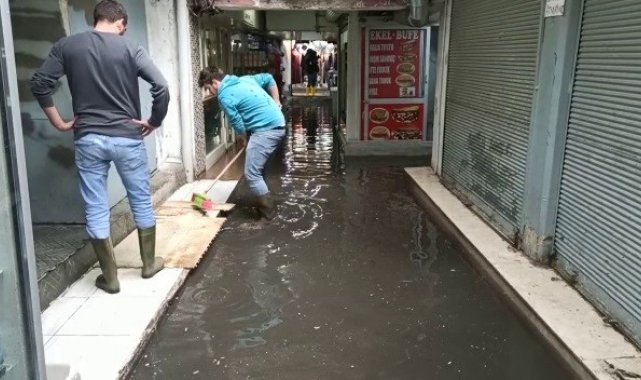 Sağanak yağmur İzmir'i göle çevirdi