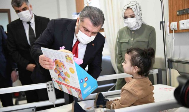 Sağlık Bakanı Koca, minik hastaları ziyaret etti