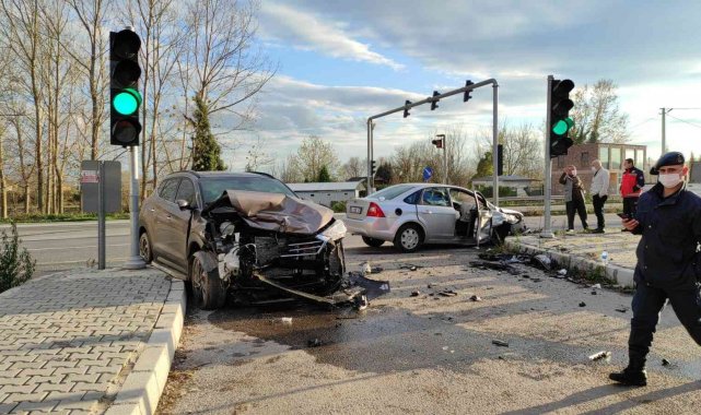 Sağlık çalışanının karıştığı kazada iki kişi yaralandı