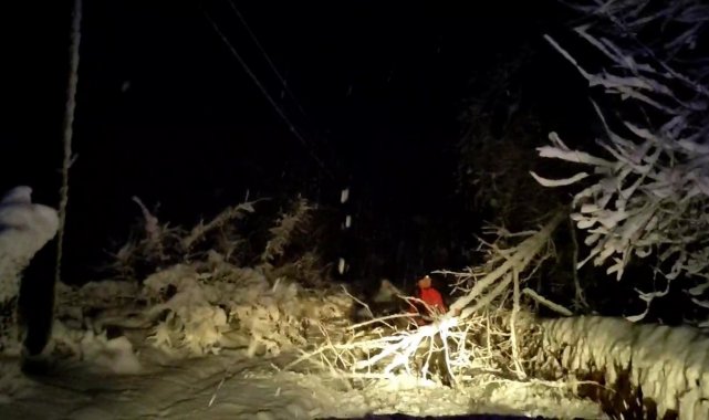 Sağlık ekiplerinin karla mücadelede zorlu mesaisi