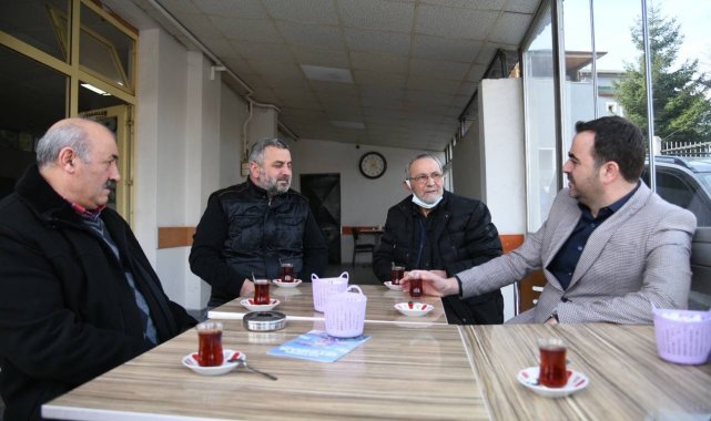 Sahada incelemelerde bulunan Özlü, vatandaşlarla sohbet etti