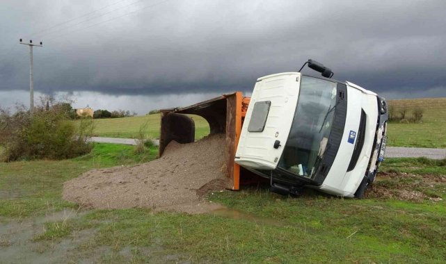 Sahilden kum alıp jandarmadan kaçarken kamyonu devirdi