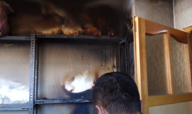 Saimbeyli&#039;de pazarcı esnafının ürünleri yangında kül oldu