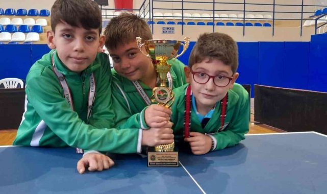 Salihli Belediyespor masa tenisinde Ege Bölgesi şampiyonu oldu