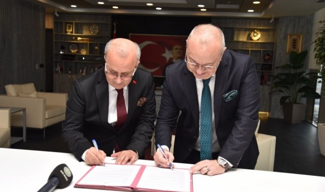 Salihli'de pazaryerinin açık alanlarının üstü kapatılıyor