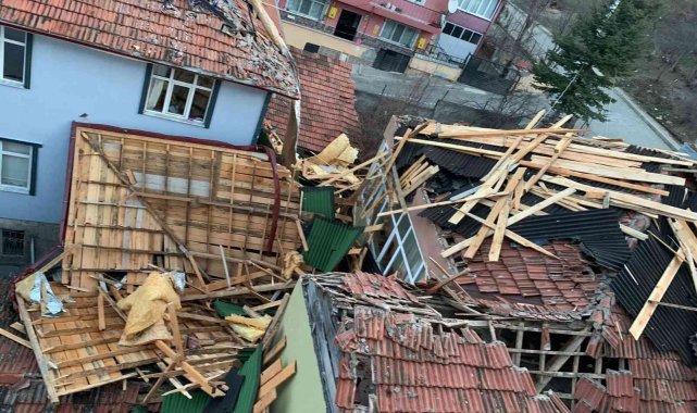 Samsun'da fırtına çatıları uçurdu