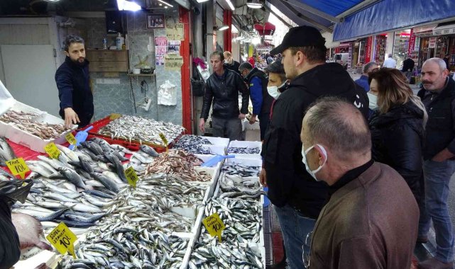 Samsun'da fırtınada artan balık fiyatları yarı yarıya düştü
