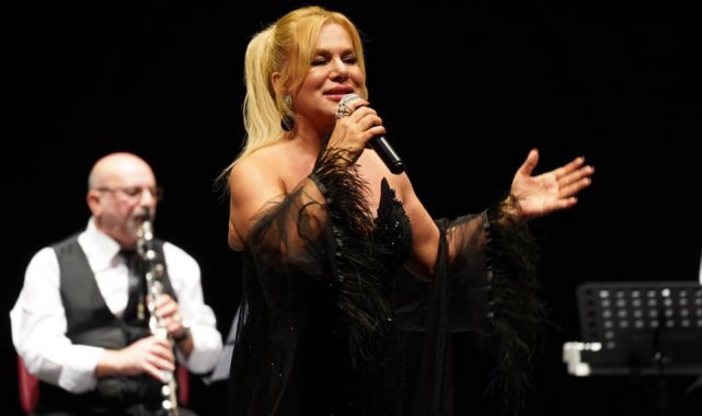 Sanatçısı Ayfer Er Bilecik'te sahne aldı