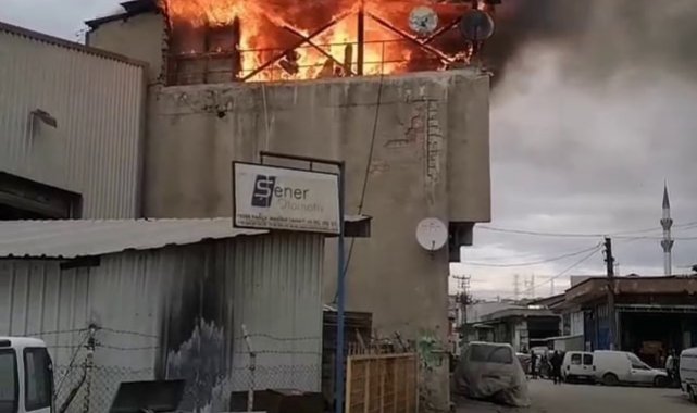 Sanayi sitesindeki dükkanın çatı katı alev alev yandı