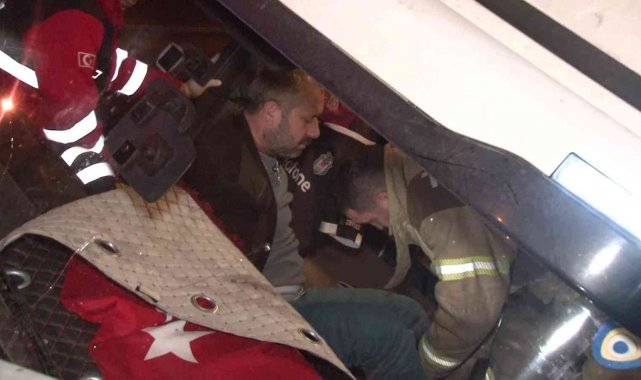 Sancaktepe'de 17 ton oksijen yüklü tanker dereye uçtu: 1 yaralı