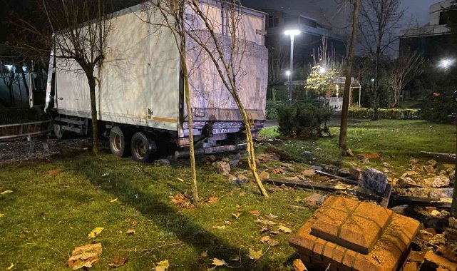 Sancaktepe'de freni boşalan kamyon önce otobüs durağına ardından parka girdi