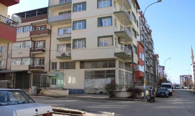 Sandıklı'da ikinci kattan düşen 7 yaşındaki kız çocuğu yaralandı