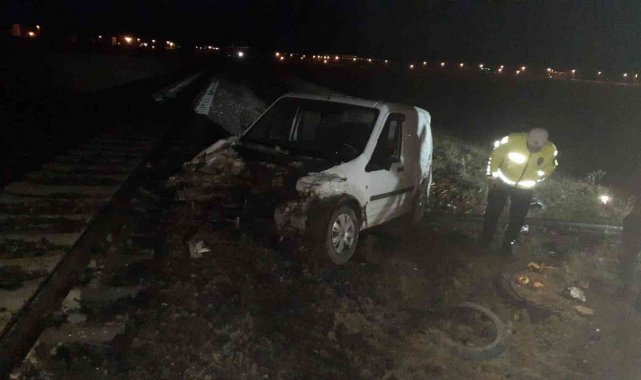 Sandıklı'da yük treni hafif ticari araca çarptı, 1 kişi yaralandı