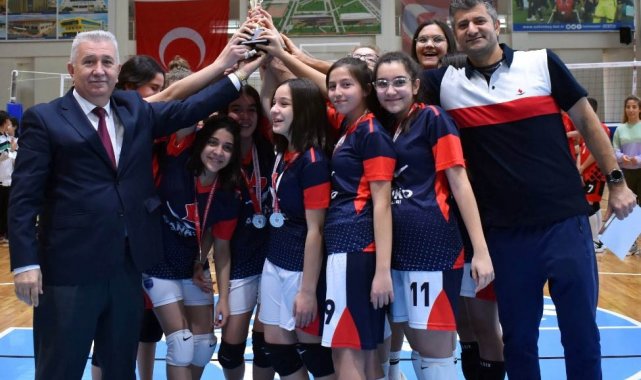SANKO Okulları kız voleybol takımı il ikincisi oldu