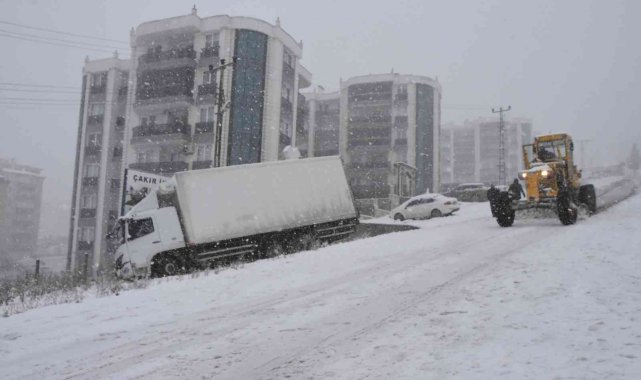 Şarampole düşen kamyon kurtarılmayı bekliyor