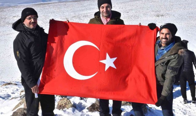 Sarıkamış şehitlerini anmak için bin 910 rakımlı, karla kaplı Karacadağ'a çıktılar
