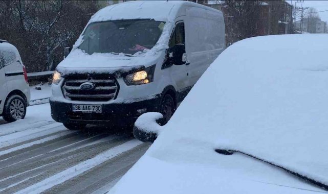 Sarıkamış'a aralık kar ile geldi