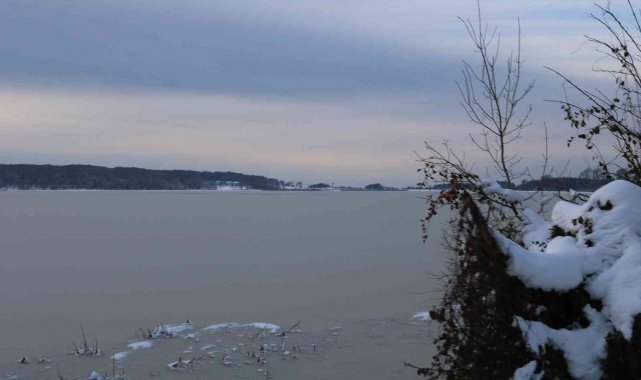 Sarıkum Gölü buz tuttu