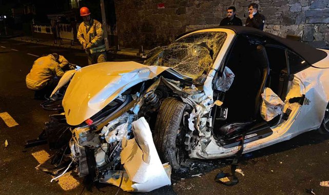 Sarıyer'de lüks araç elektrik direğine çarptı: 2'si ağır 3 yaralı