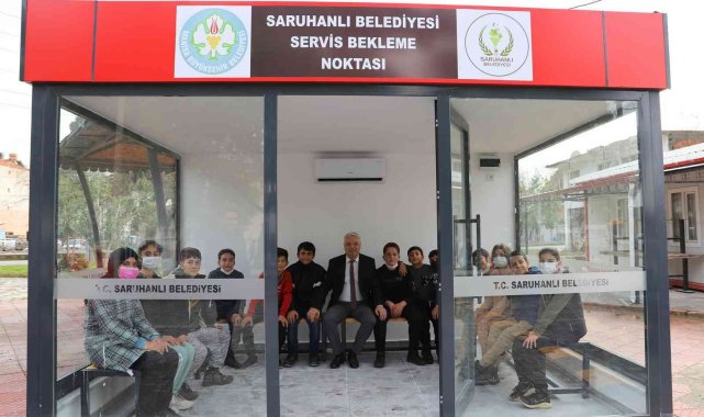 Saruhanlı'ya kapalı ve klimalı servis bekleme durakları yapıldı