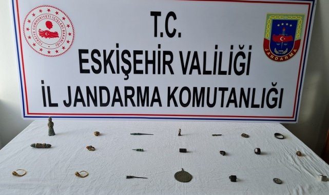 Satmak için tarihi eserlere müşteri ararken jandarmaya yakalandılar
