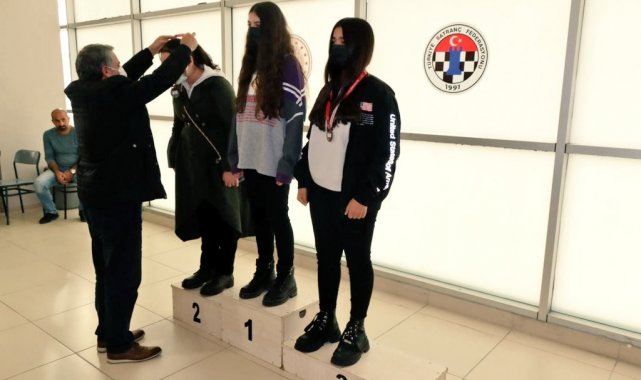 Satrançta dereceye girenlere madalyaları verildi